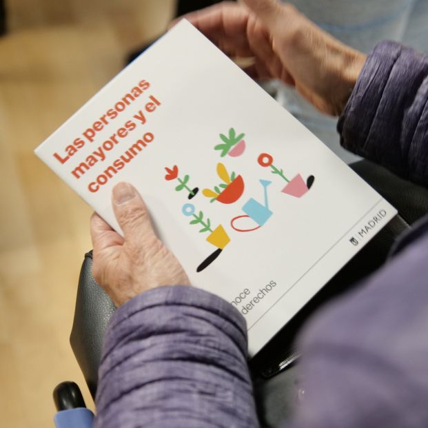 El Ayuntamiento de Madrid lanza una guía para ayudar a los mayores con las compras online