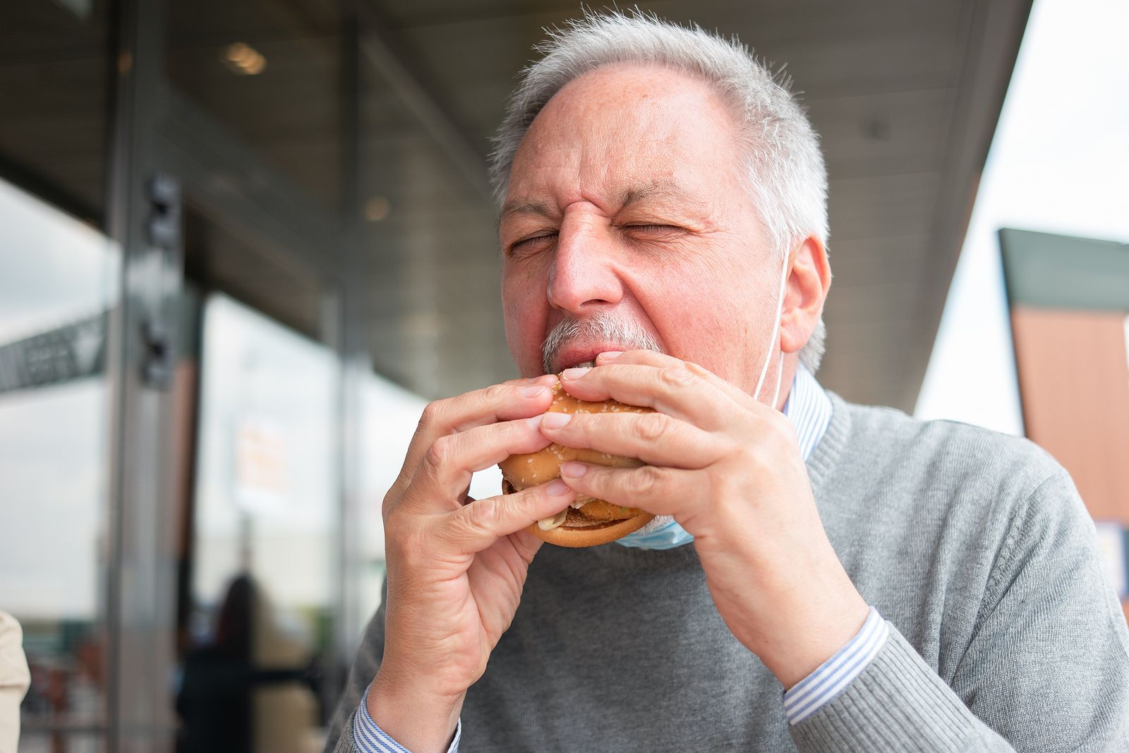 Comer rápido aumenta el riesgo de sufrir un ataque cardíaco