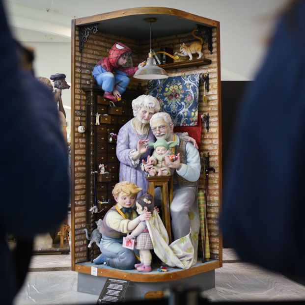 Un ninot con abuelos y nietos se librará de las llamas de la Cremà