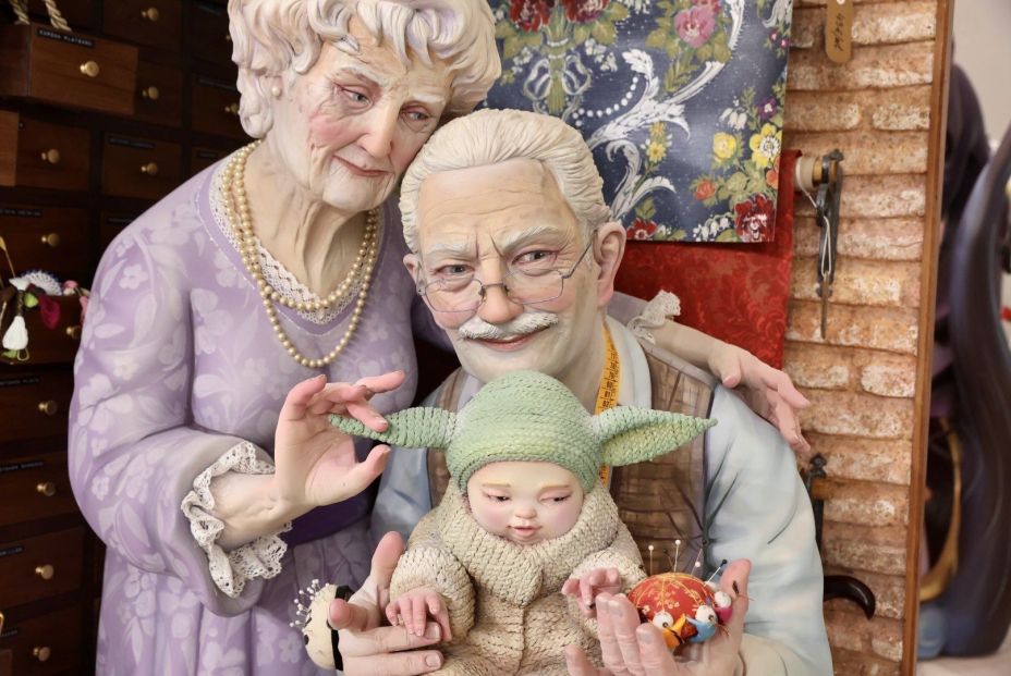 Un ninot con abuelos y nietos se librará de las llamas de la Cremà Un ninot con abuelos y nietos se librará de las llamas de la Cremà