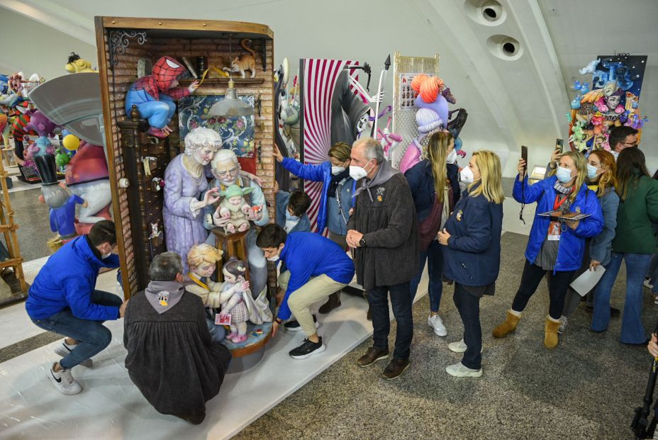 Un ninot con abuelos y nietos se librará de las llamas de la Cremà Un ninot con abuelos y nietos se librará de las llamas de la Cremà