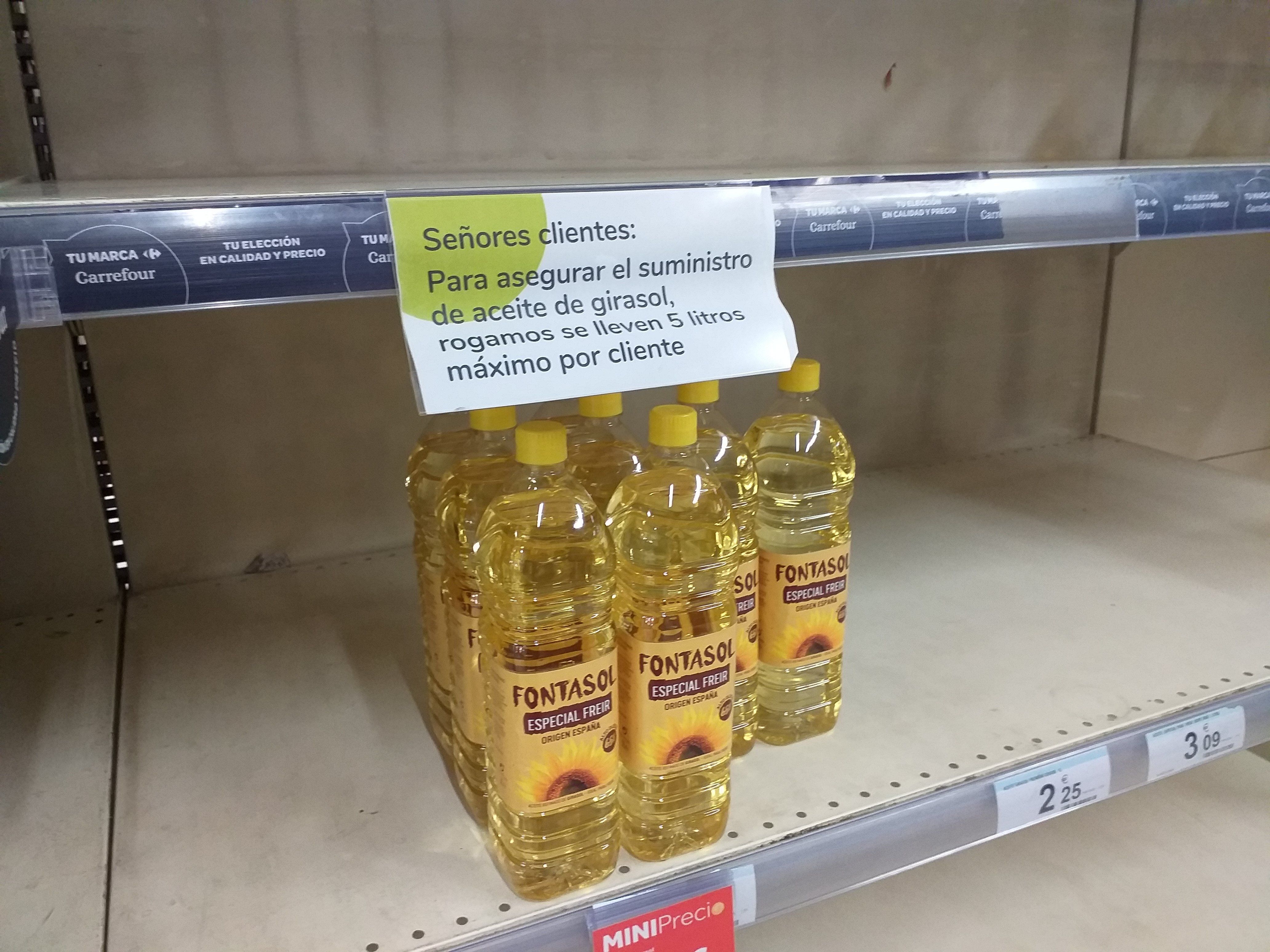 EuropaPress 4308625 cartel supermercado gijon donde ruegan no comprar mas litros aceite girasol