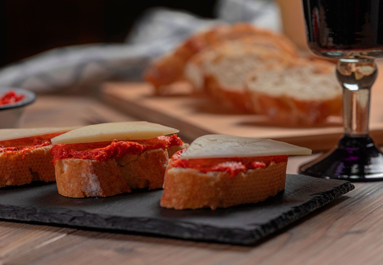 Estas tostas de sobrasada y queso tienen un secreto para que estén de chuparse los dedos. Foto: Bigstock