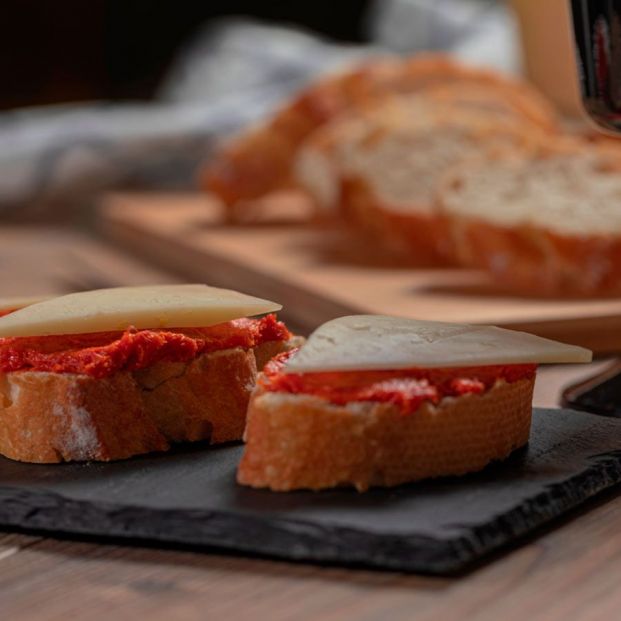 Estas tostas de sobrasada y queso tienen un secreto para que estén de chuparse los dedos. Foto: Bigstock