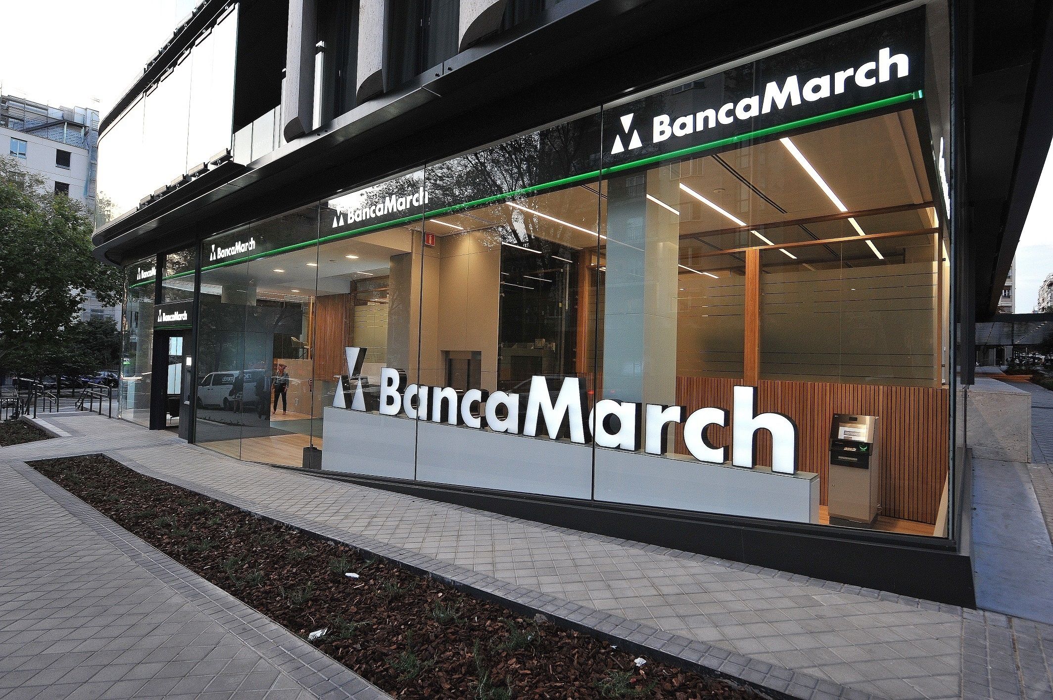 Banca March habilita un horario de atención preferente para mayores de 65 años