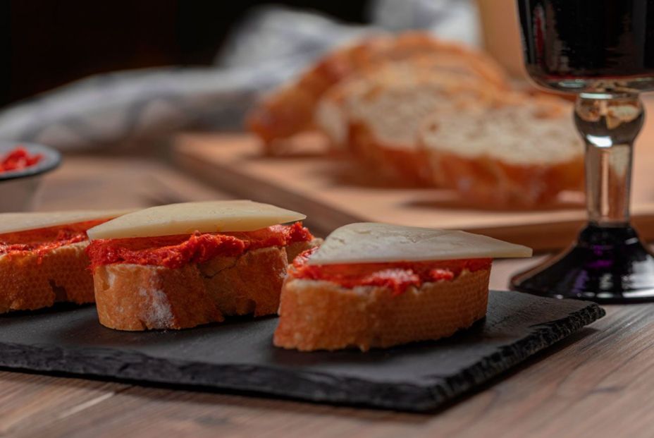 Estas tostas de sobrasada y queso tienen un secreto para que estén de chuparse los dedos. Foto: bigstock