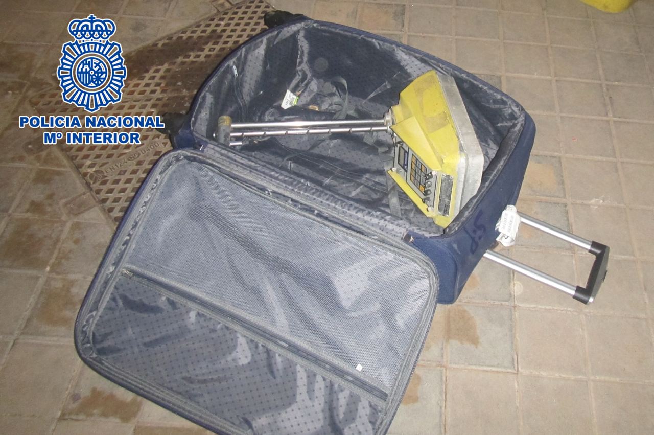 Recuperado el maletín radiactivo robado hace dos días Madrid, abandonado junto a cubos de basura