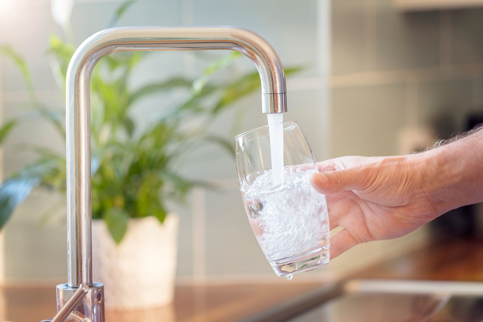 Por qué nunca deberías beber el agua del primer chorro que sale del grifo