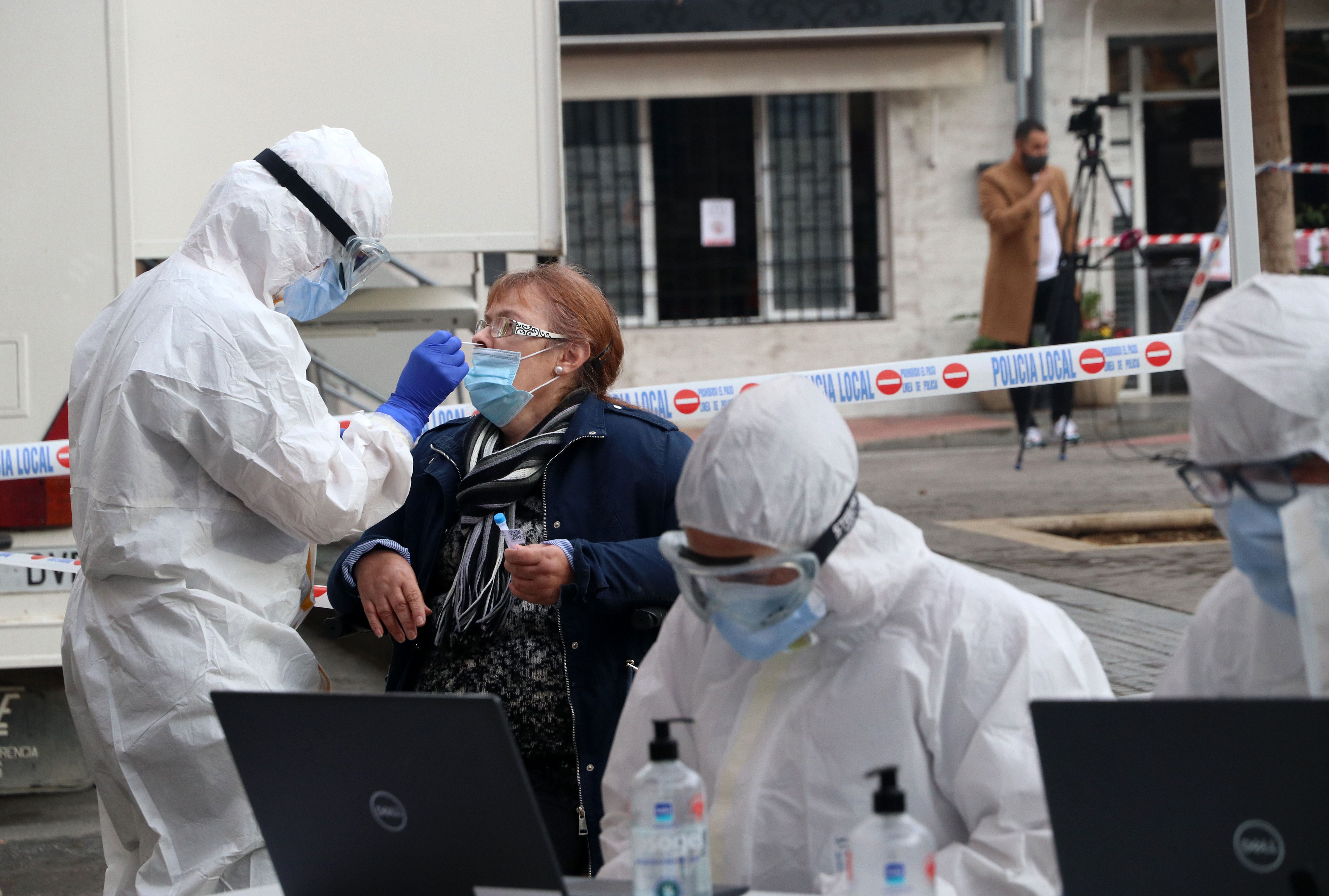 Sanidad pospone el fin de los test y PCR masivos