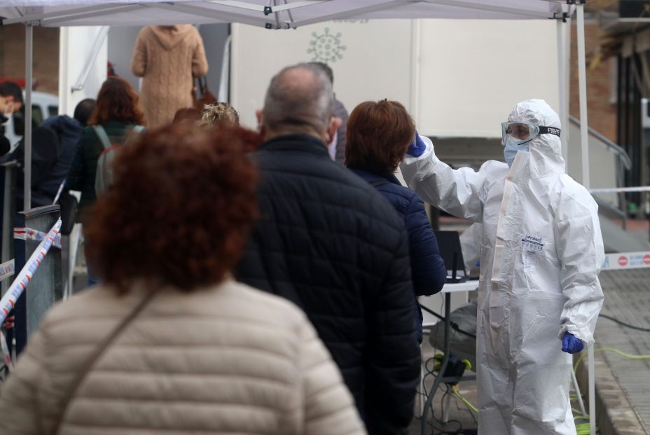 EuropaPress 3548065 sanitarios toman temperatura personas citadas salud antes hacerse test