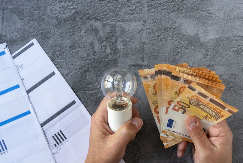 La OCU tacha de "insignificante" la propuesta del Gobierno para rebajar el precio de la luz