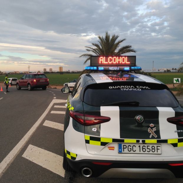 EuropaPress coche guardia civil control alcoholemia 