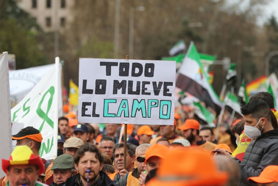 manifestantes campo pancarta reza todo mueve campo marcha