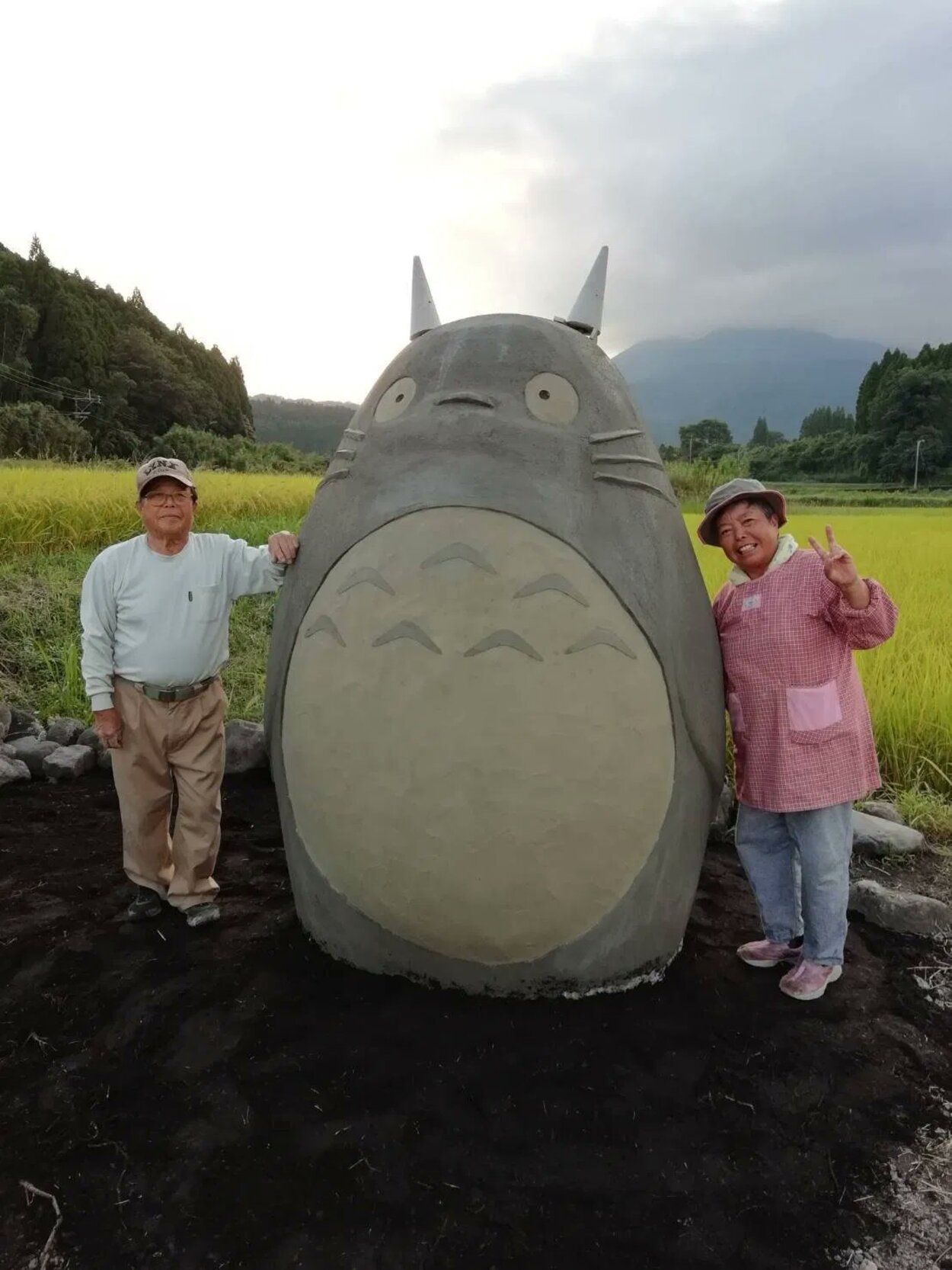 Construyen un Totoro gigante para sus nietas y se convierte en atracción turística en Japón