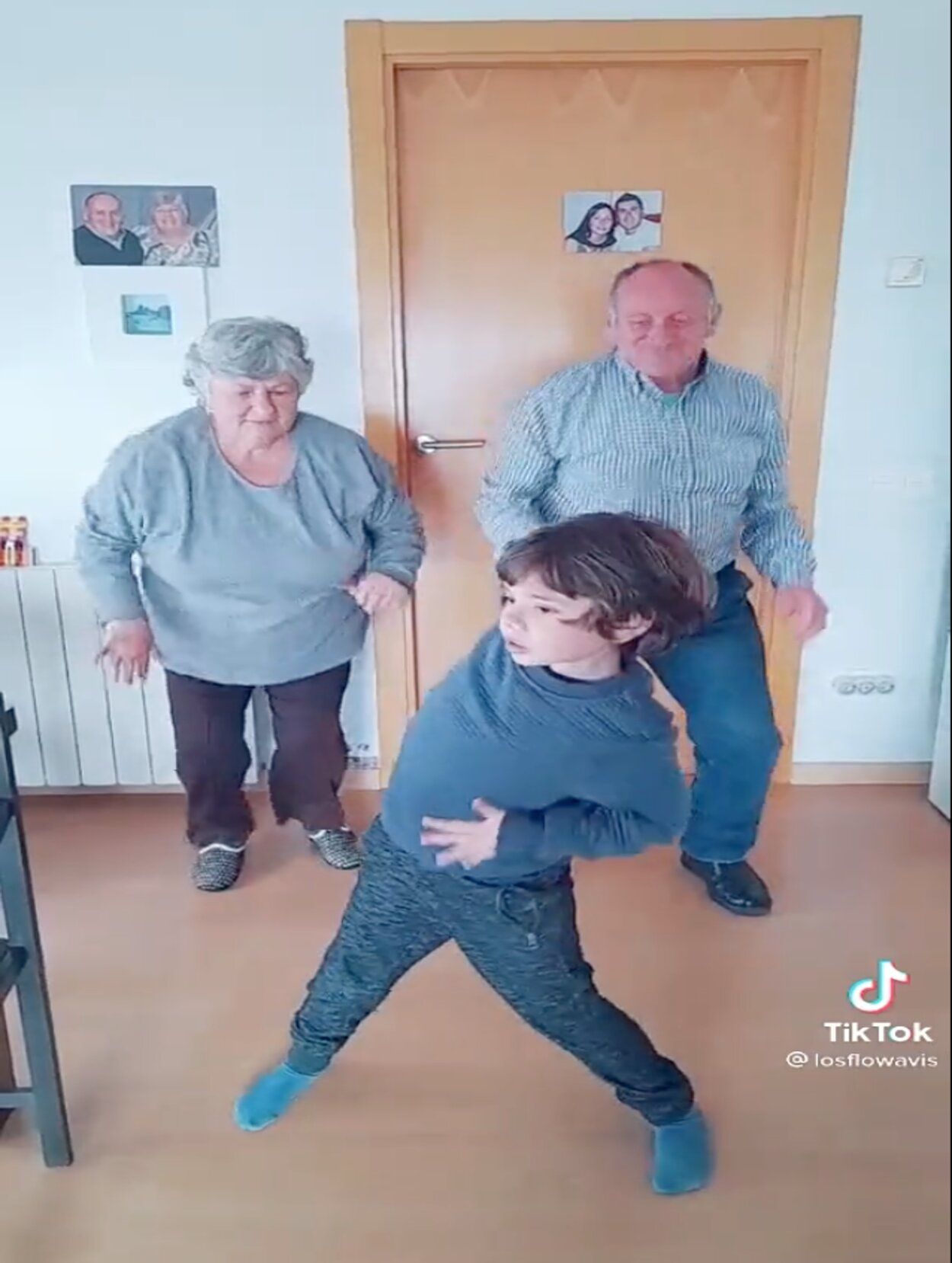 VÍDEO: Un niño y sus abuelos se hacen virales al bailar al ritmo de 'SloMo'