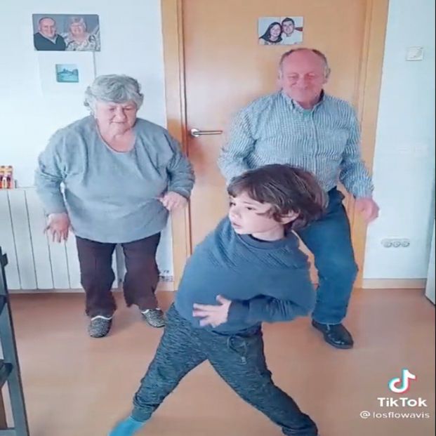VÍDEO: Un niño y sus abuelos se hacen virales al bailar al ritmo de 'SloMo'