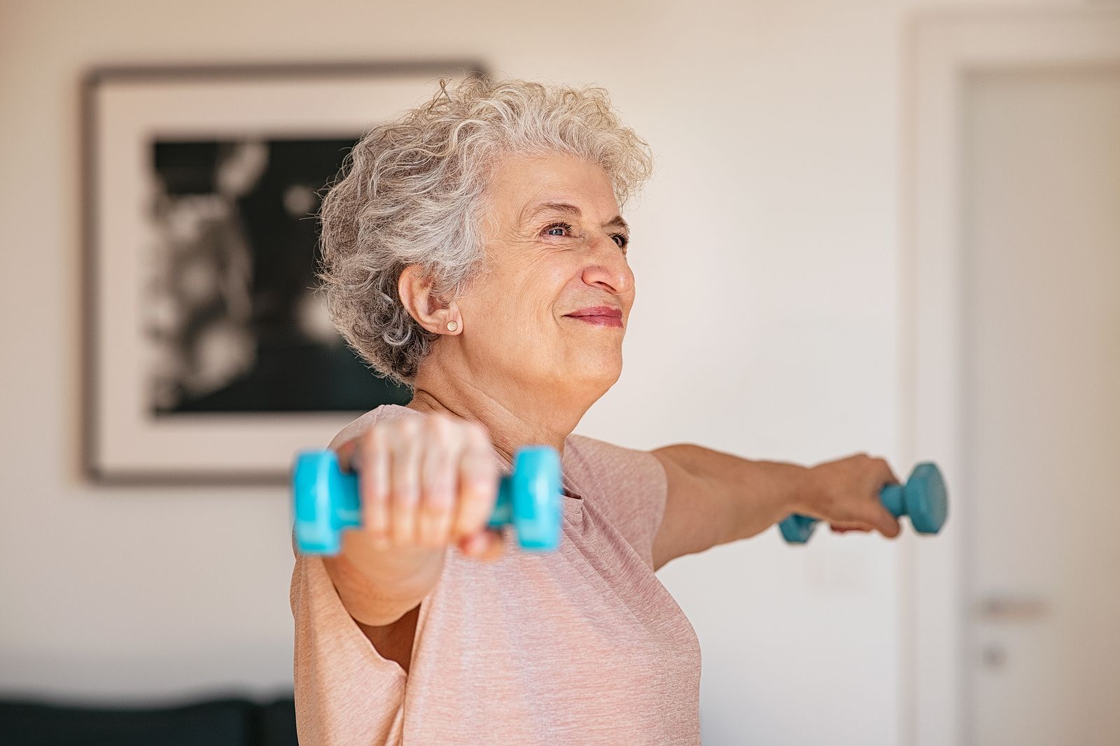 Mantenerse en forma pasados los 65 años: 7 ejercicios sencillos para hacer en casa. Foto: Bigstock
