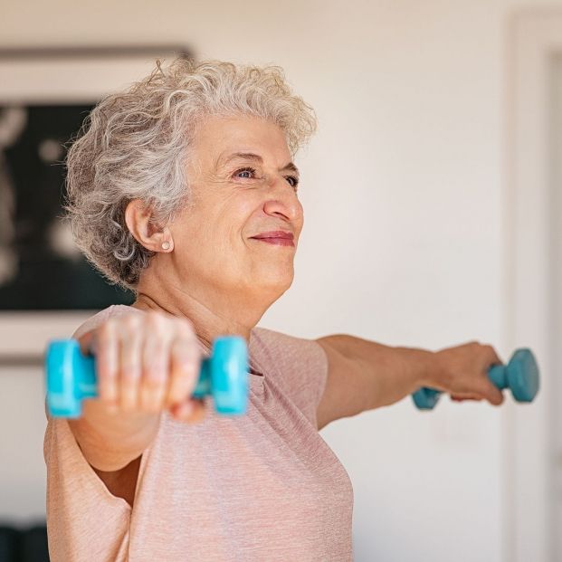 Mantenerse en forma pasados los 65 años: 7 ejercicios sencillos para hacer en casa. Foto: Bigstock