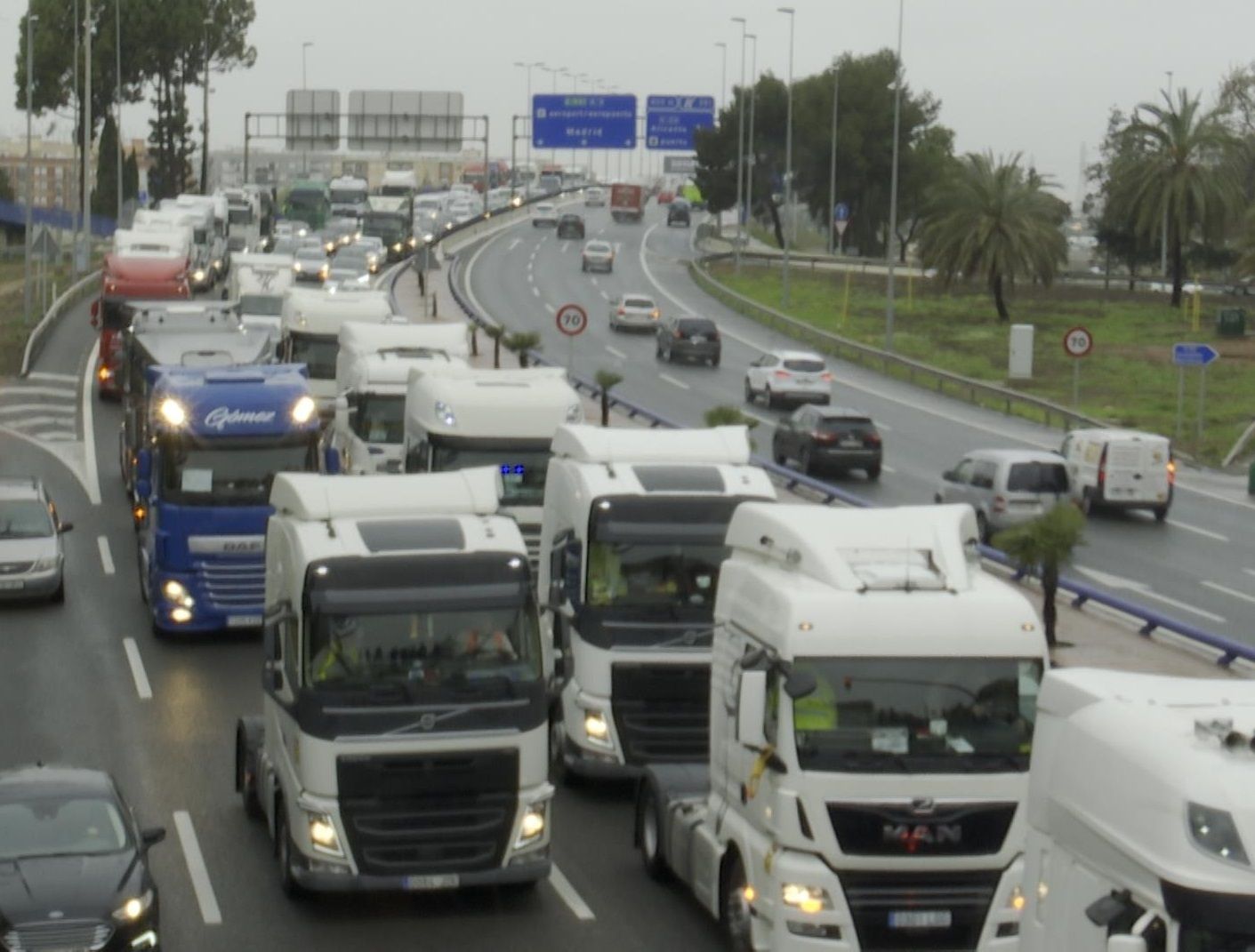 El Gobierno da 'luz verde' a una bonificación de 500 millones de euros para los transportistas 