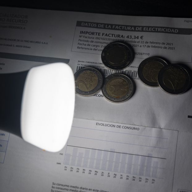 Cinco trucos para ahorrar más de 44 euros al mes en la factura de la luz