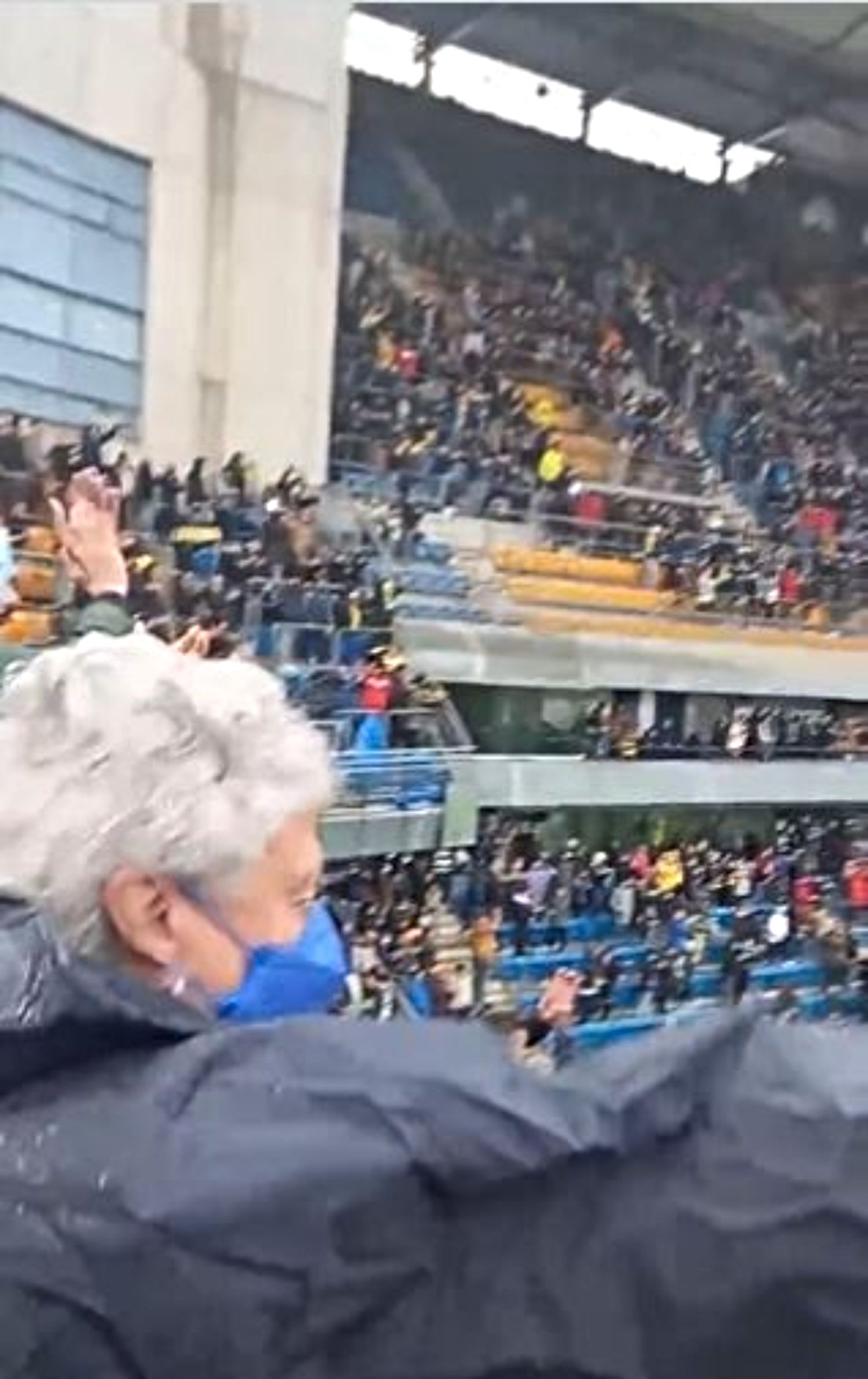 La magia de las redes: una nieta consigue que su abuela tenga la camiseta de un jugador del Cádiz