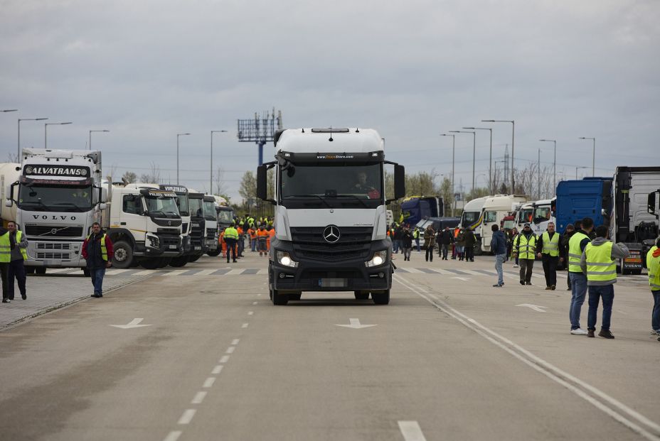 EuropaPress 4336228 transportistas varios camiones estacionados wanda metropolitano decimo dia