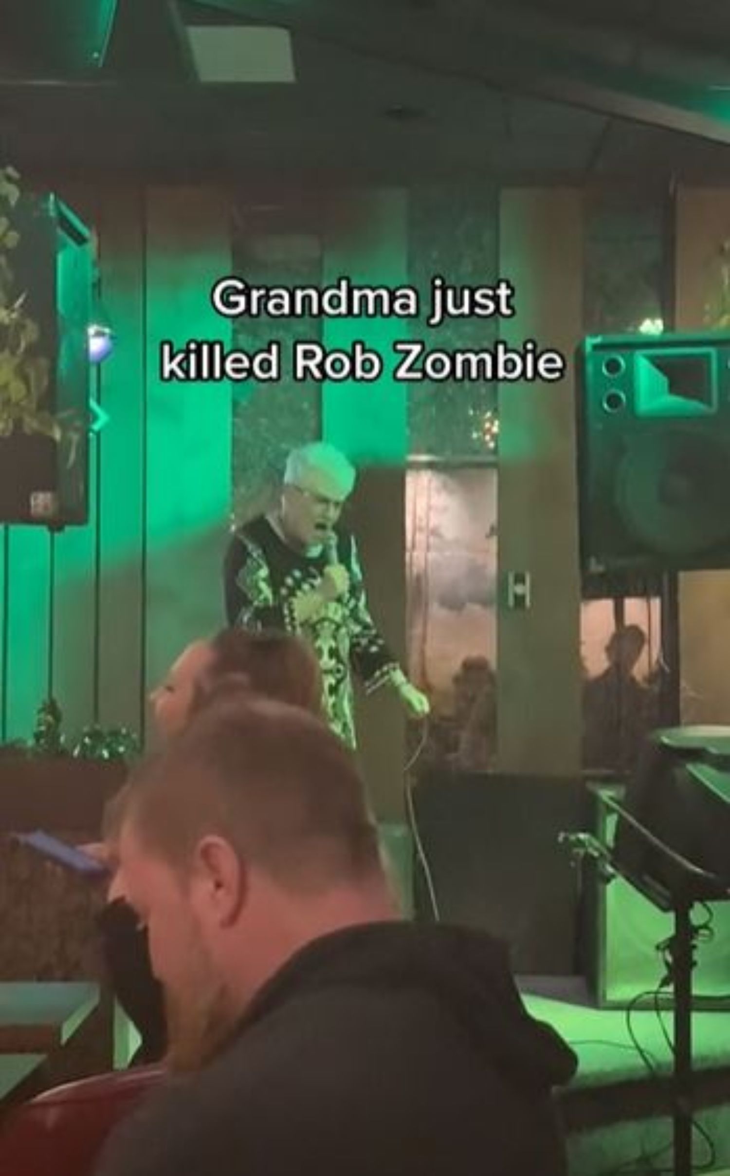 Una mujer de 76 años se hace viral emulando a Rob Zombie en un karaoke: "Nunca he visto nada mejor"