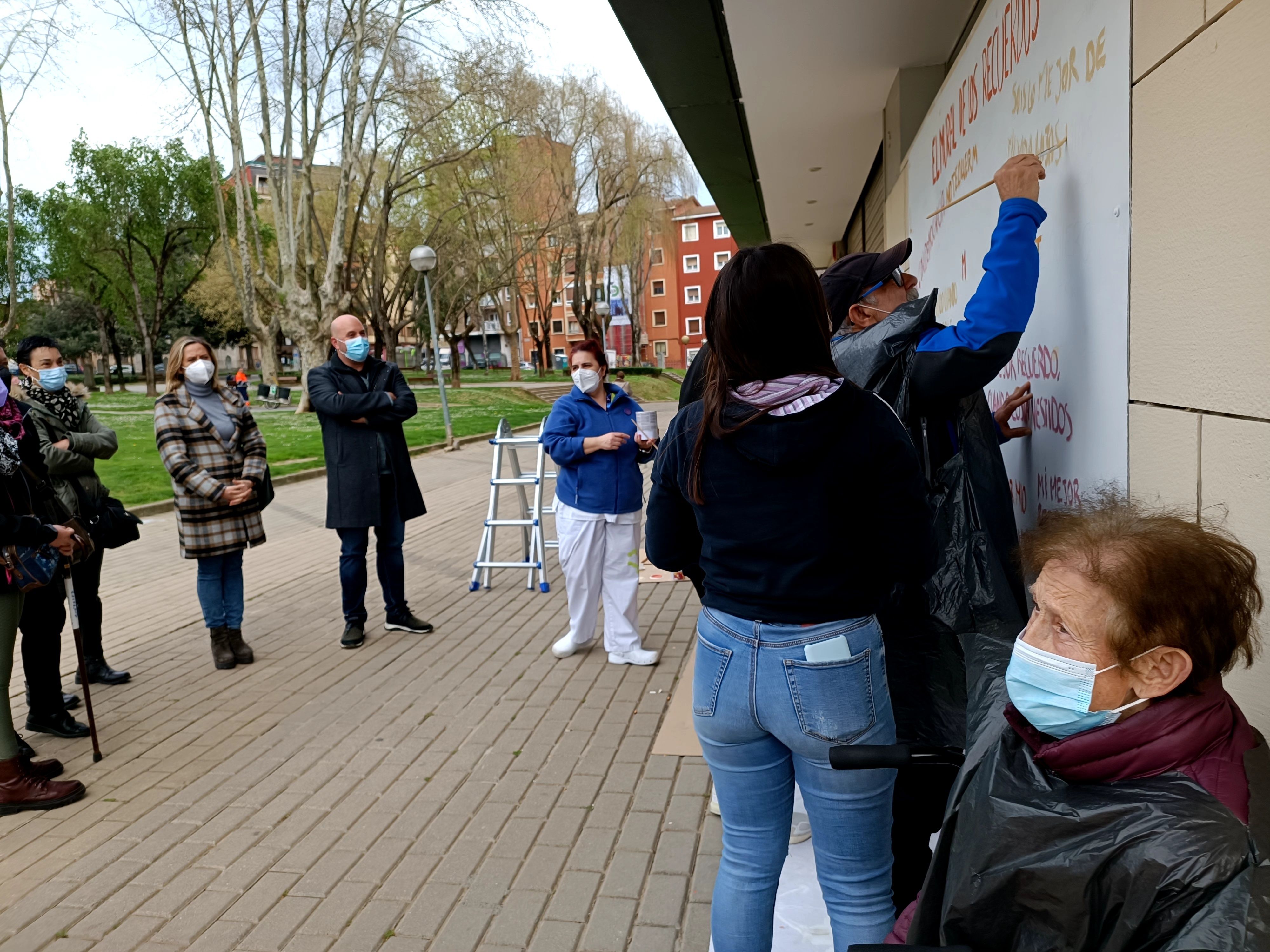 Los mayores de Barakaldo pintan un mural con recuerdos para ejercitar su memoria. Foto: Europa Press