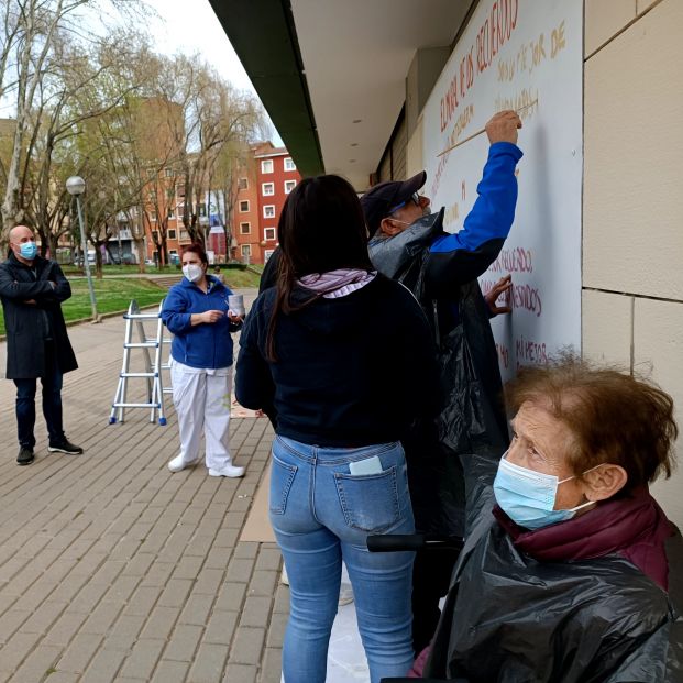 Los mayores de Barakaldo pintan un mural con recuerdos para ejercitar su memoria. Foto: Europa Press Los mayores de Barakaldo pintan un mural con recuerdos para ejercitar su memoria. Foto: Europa Press