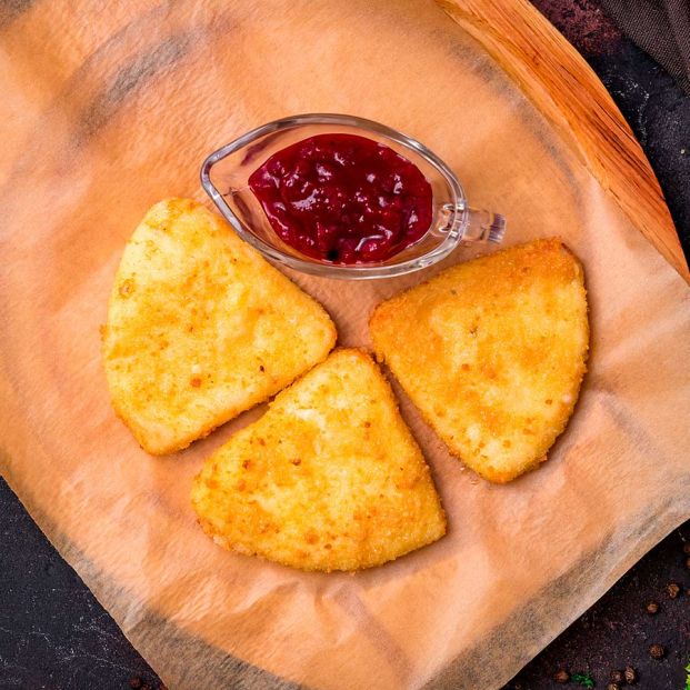 Queso frito con tomate de yecla, receta fácil de tapeo. Foto: Bigstock