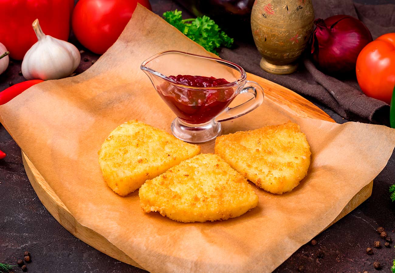 Queso frito con tomate de yecla, receta fácil de tapeo. Foto: Bigstock