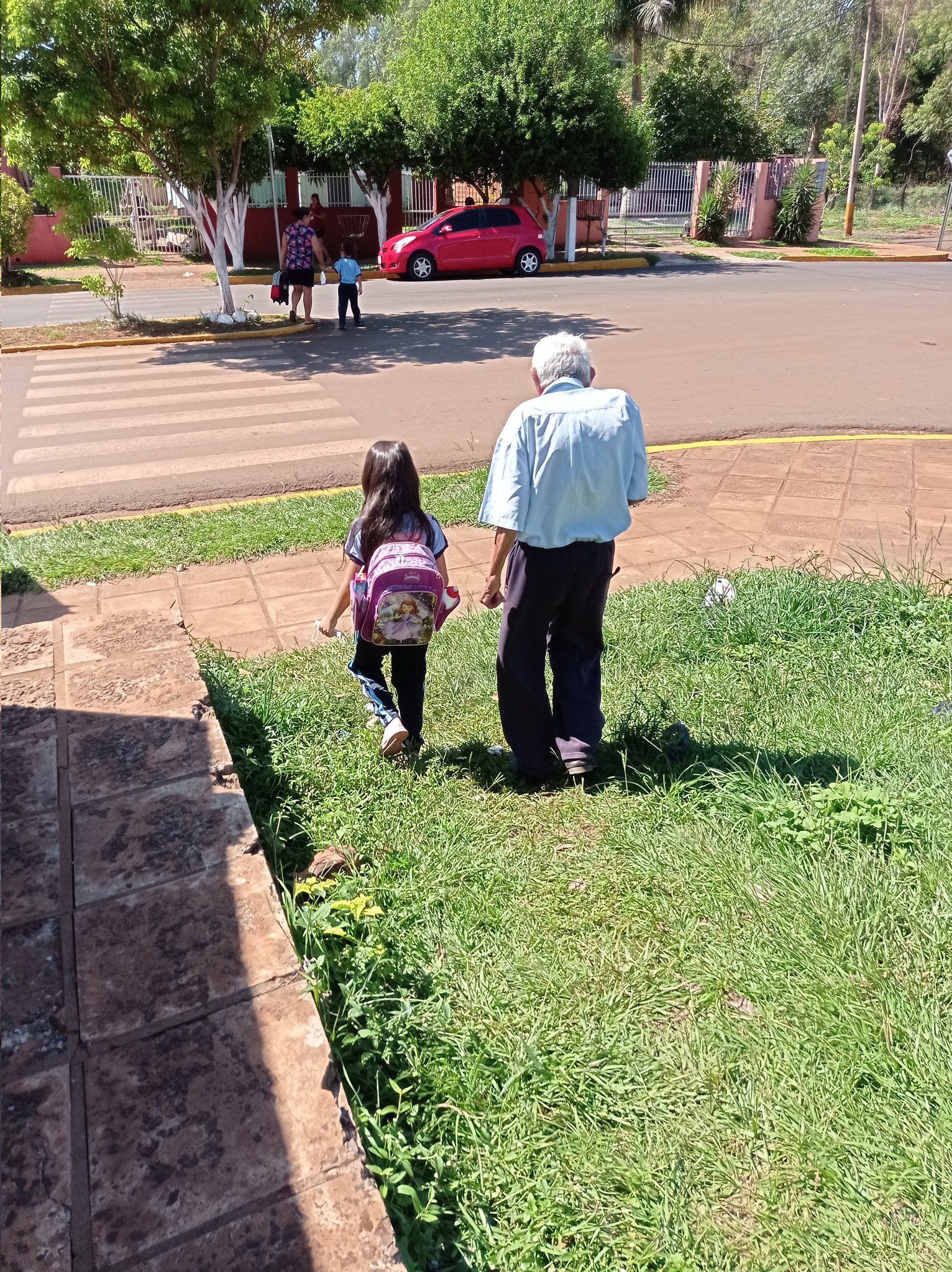 Tiene más de 90 años y no falta ni un solo día a recoger a su bisnieta al colegio Tiene más de 90 años y no falta ni un solo día a recoger a su bisnieta al colegio