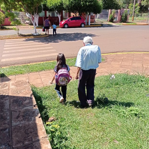 Tiene más de 90 años y no falta ni un solo día a recoger a su bisnieta al colegio