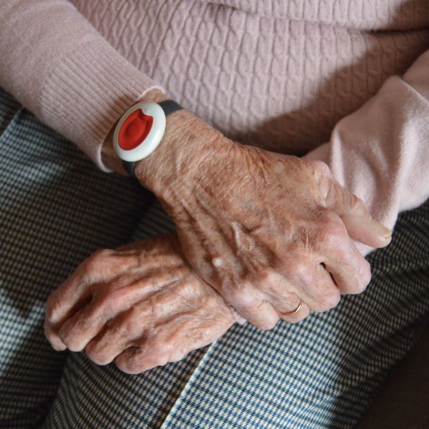 El botón de teleasistencia salva a una mujer de 87 años que estaba siendo atracada en su casa Foto: Europa Press