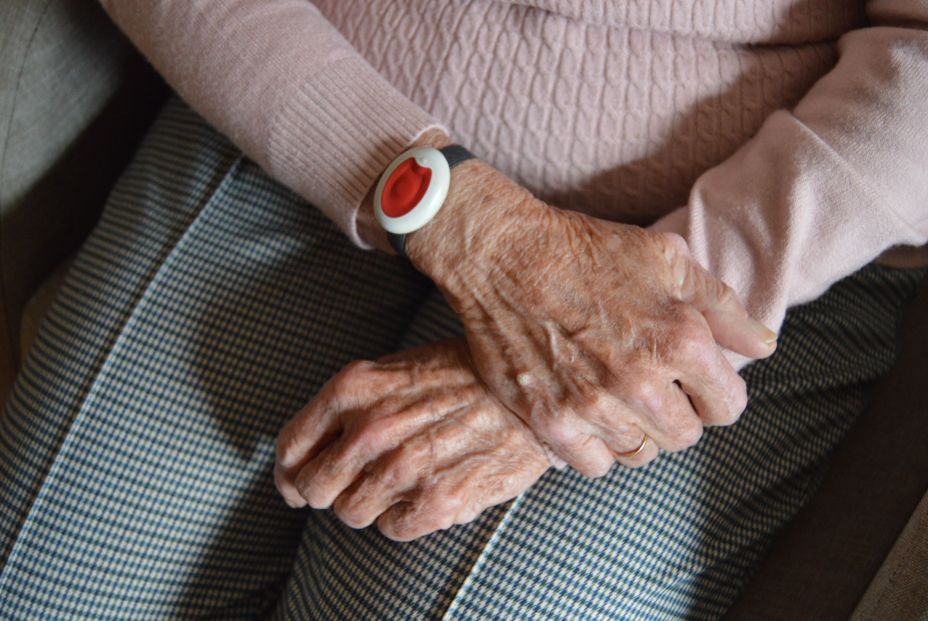 El botón de teleasistencia salva a una mujer de 87 años que estaba siendo atracada en su casa Foto: Europa Press