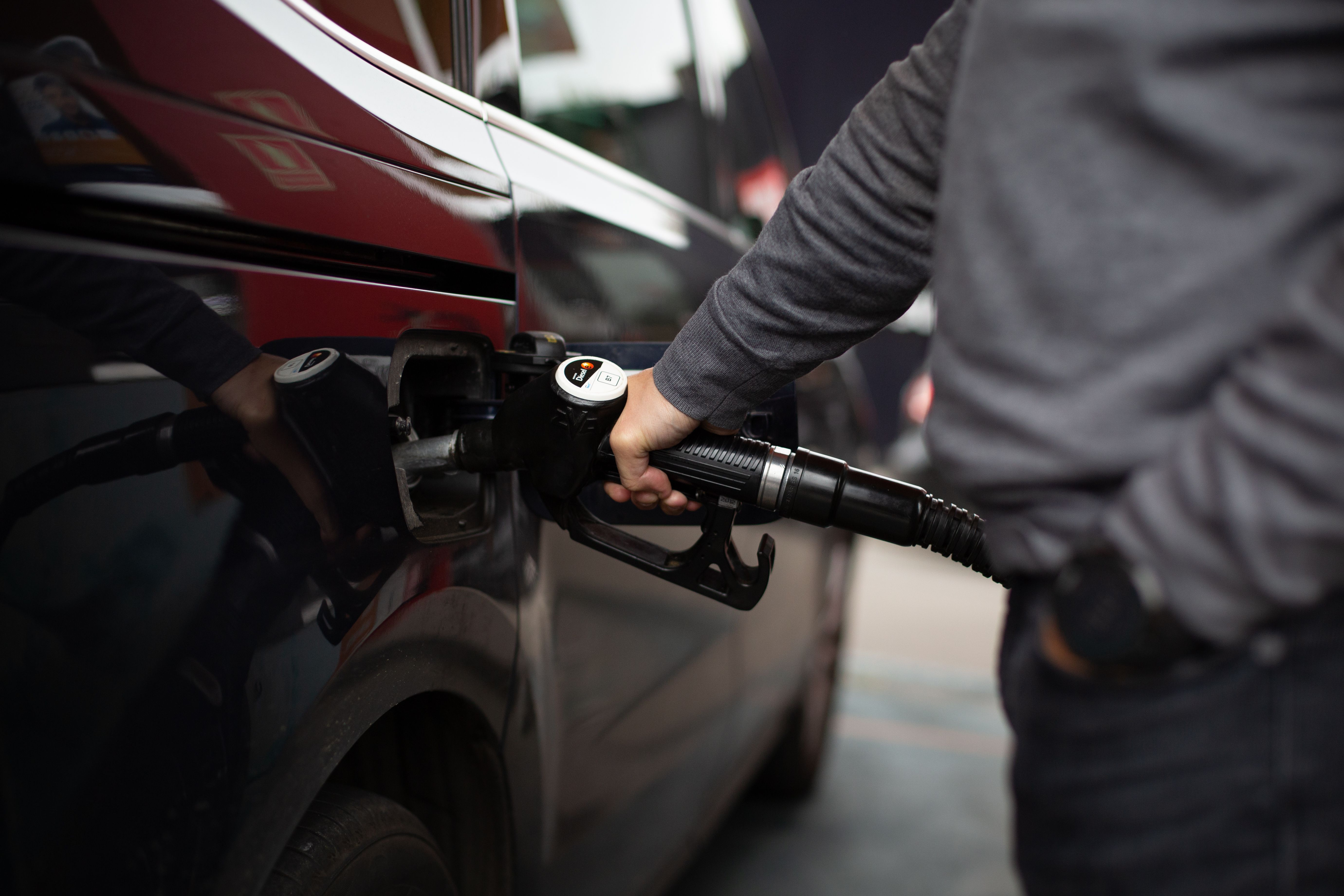 La subida del precio del combustible ya se nota: 6 de cada 10 conductores buscan alternativas