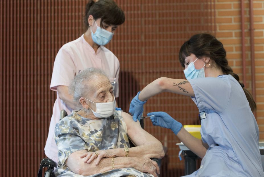 EuropaPress 3690419 consuelo landa 91 anos primera mujer vacunarse pais vasco primer dia