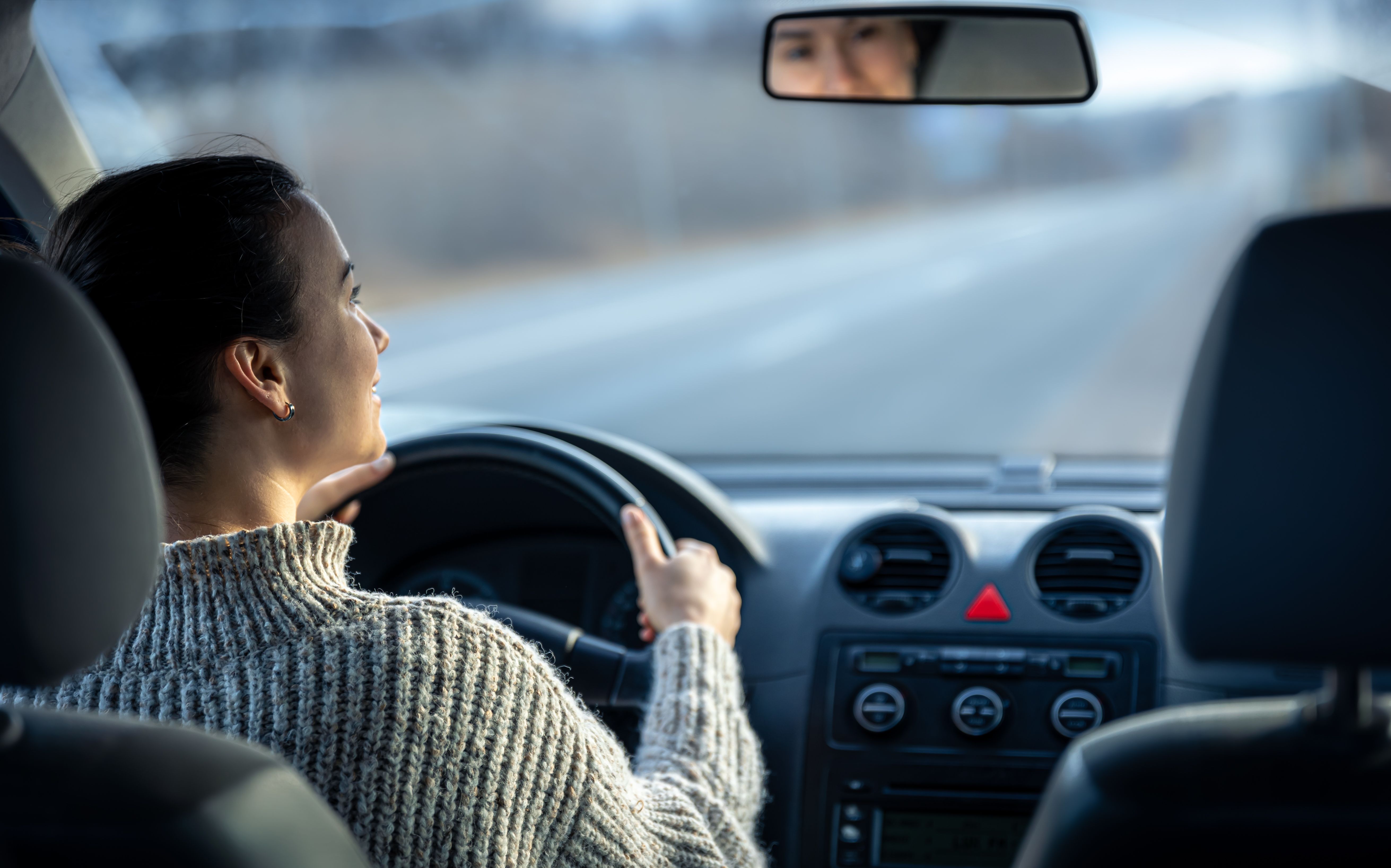 Más de la mitad de las mujeres han recibido algún comentario sexista mientras conducía