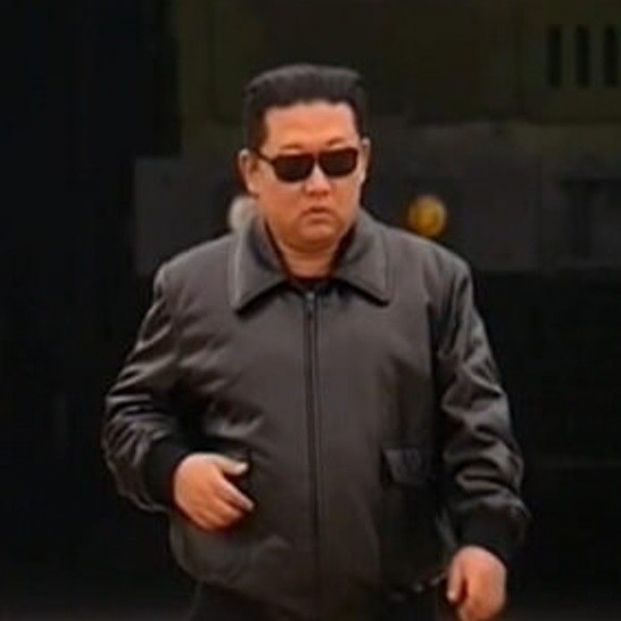 Kim Jong Un exhibe al mundo su misil intercontinental vestido como Tom Cruise en 'Top Gun' Kim Jong Un exhibe al mundo su misil intercontinental vestido como Tom Cruise en 'Top Gun'