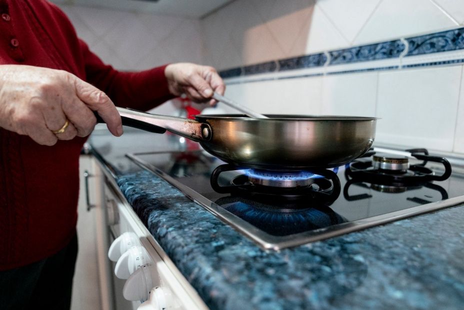 mujer mayor cocina fuego cocina gas butano