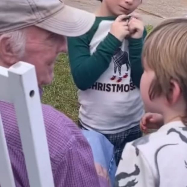 El tierno gesto de unos niños con su vecino con demencia: se presentan cada día como la primera vez