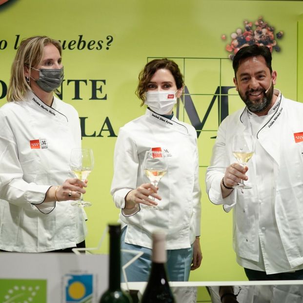 La presidenta de la Comunidad de Madrid, Isabel Díaz Ayuso, junto a la Consejera de Medio Ambiente, Vivienda y Agricultura, Paloma Martín Martín y el chef madrileño Julián Mármol. Foto: Comunidad de Madrid