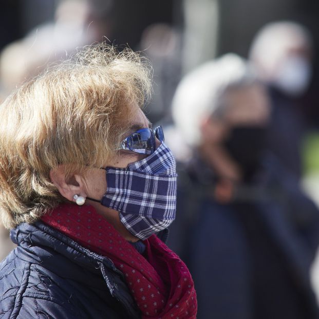 Gasolina, bono social o IVA eléctrico, las medidas del plan de choque que benefician a los mayores. Foto: EuropaPress