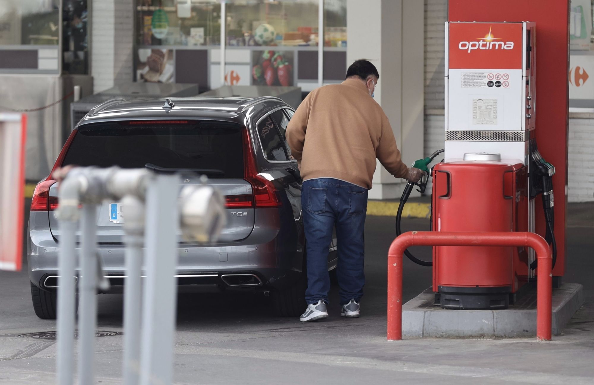 La rebaja en el precio de la gasolina es "injusta y discriminatoria", según los expertos