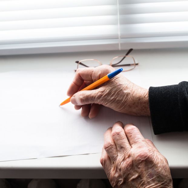Vuelve el concurso de relatos escritos por personas mayores: así puedes participar. Foto: Bigstock