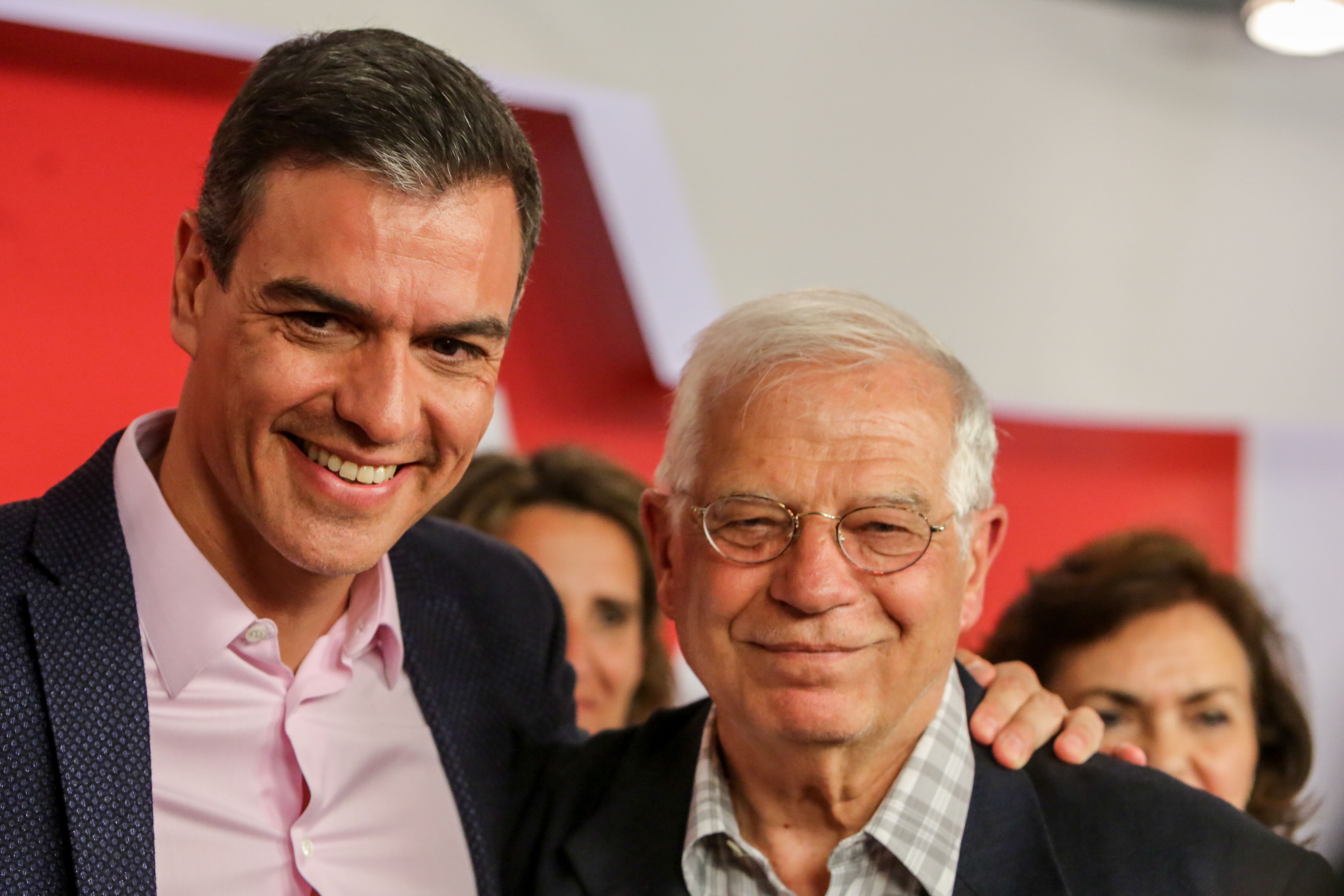 El presidente del Gobierno en funciones Pedro Sánchez y el cabeza de lista del PSOE al Parlamento Europeo Josep Borrell  tras conocerse los resultados de los comicios europeos que otorgan la victoria al Partido Socialis