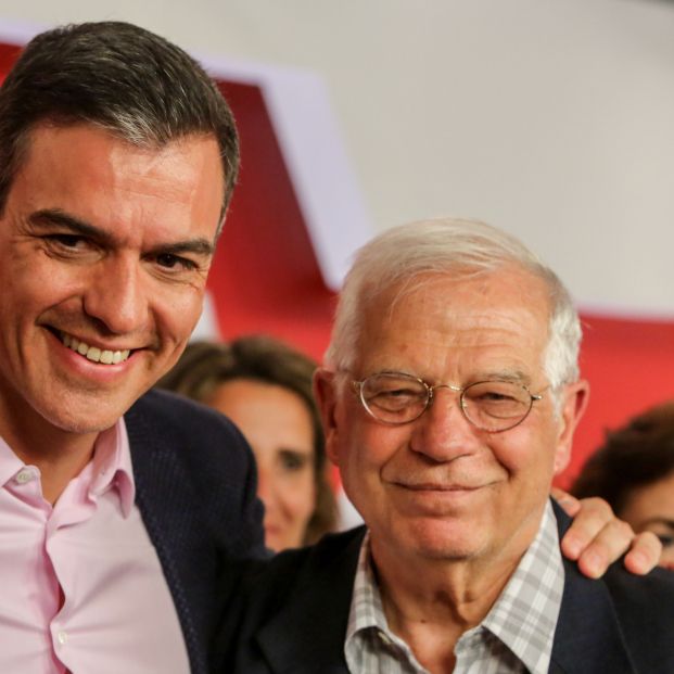 El presidente del Gobierno en funciones Pedro Sánchez y el cabeza de lista del PSOE al Parlamento Europeo Josep Borrell  tras conocerse los resultados de los comicios europeos que otorgan la victoria al Partido Socialis
