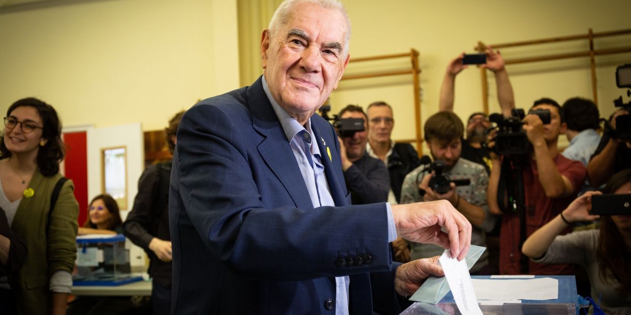 Ernest Maragall Acude A Votar Al Colegio Infant Jesús