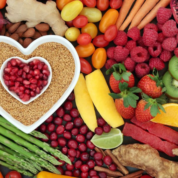 Variedad de frutos rojos para cuidar nuestra salud (bigstock) 