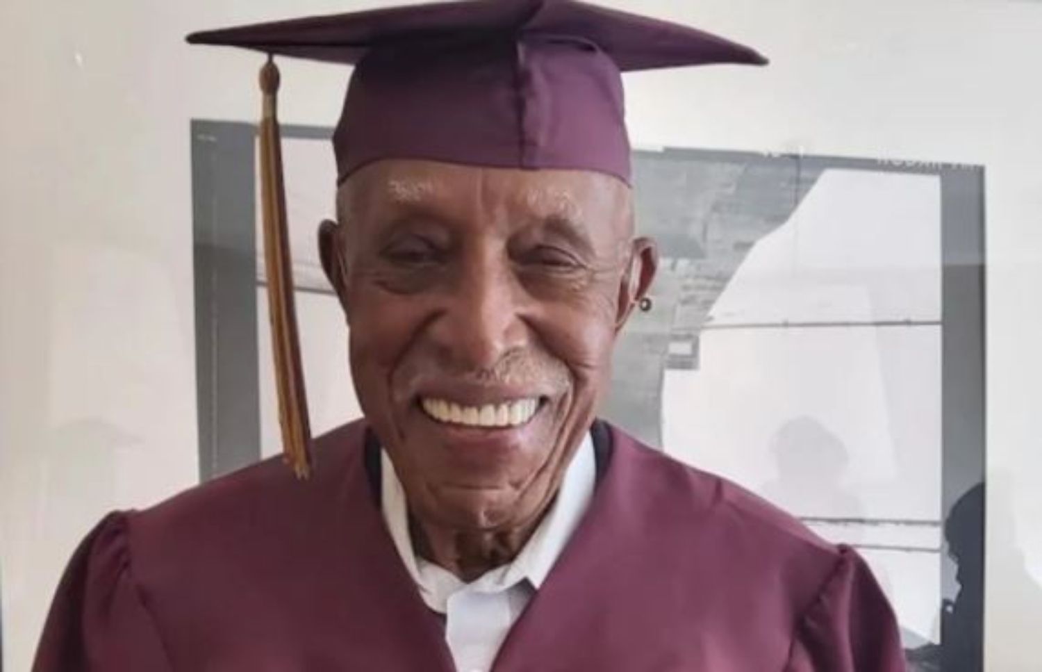 Un hombre cumple su sueño de graduarse en educación secundaria a los 101 años